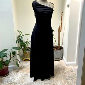 Laundry black one shoulder gown.